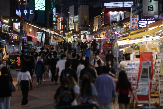 '사회적 거리두기' 4단계 격상을 앞둔 10일 오후 서울 마포구 홍대거리에서 시민들이 이동하고 있다. 연합뉴스